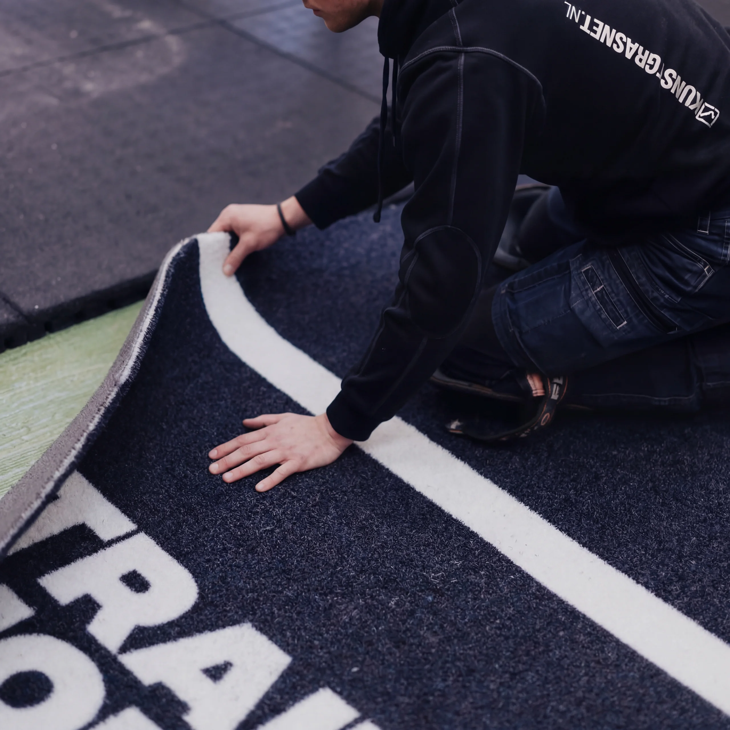 Aanleg van een sledbaan met kunstgras