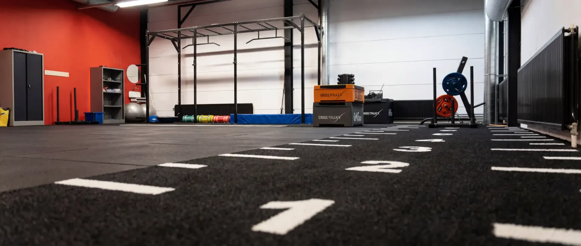 Indoor sledbaan met kunstgrasvloer voor functionele training