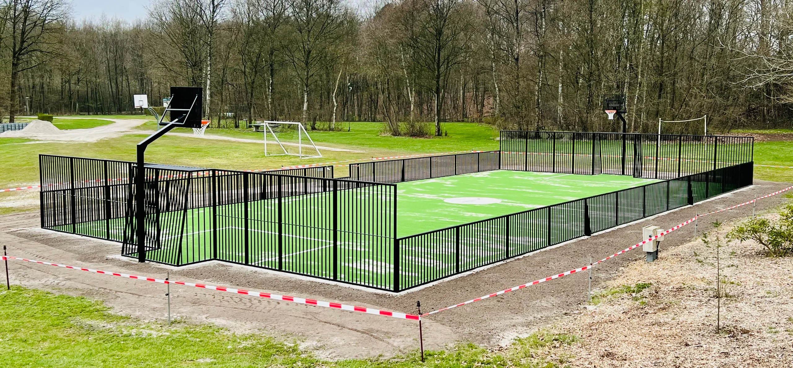 Multisportveld met strakke lijnmarkering, aangelegd volgens maatwerkontwerp