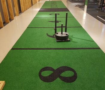 Sled track met kunstgras voor functionele training in sportschool