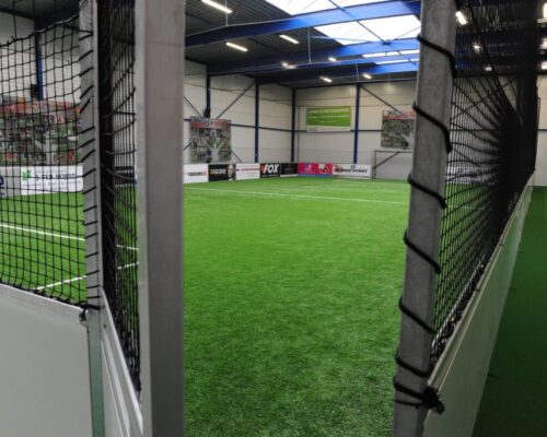 Indoor sportveld met kunstgras en boarding voor trainingen en zaalvoetbal