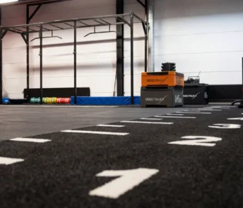 Indoor sled track met kunstgrasvloer voor functionele training