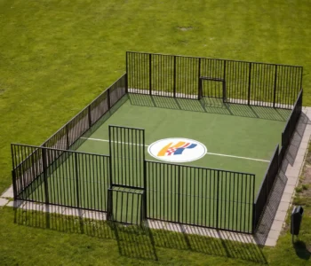 Pannakooi met kunstgras en omheining voor buitengebruik